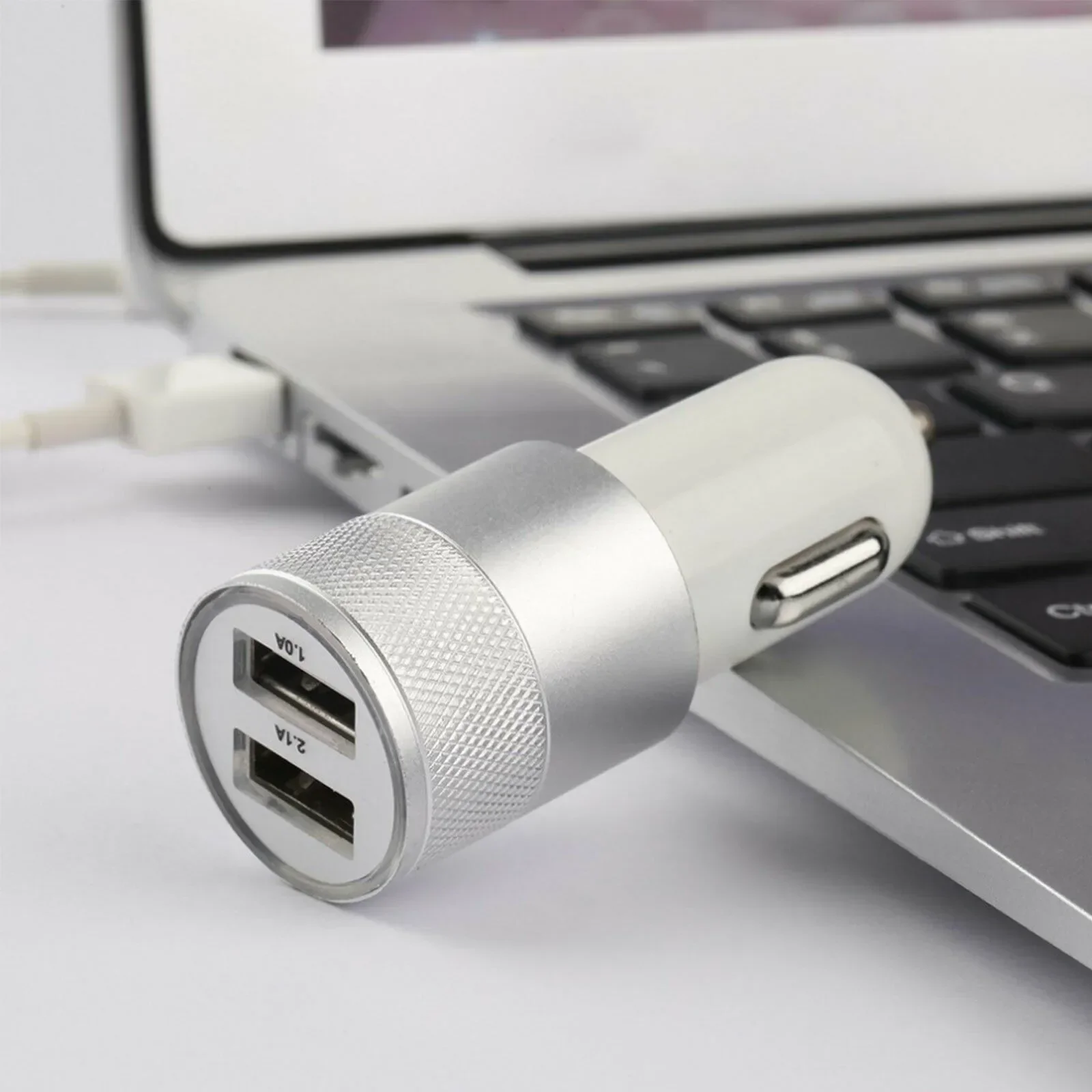 Autolader 2-poorts dubbele USB-aansluiting Aanstekeradapter Snelle oplader Universele zilveren dubbele USB-autoladeraccessoires