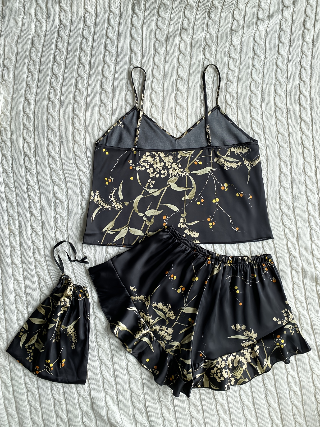 Conjunto de pijama feminino elegante com estampa floral e bainha com babados e shorts