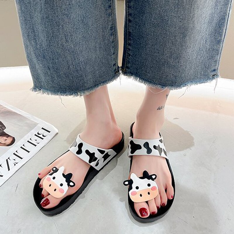 Chanclas de dibujos animados de vaca para mujer, zapatillas de Interior para el baño, sandalias de playa para la playa, zapatos de verano, zapatillas de Tanga, zapatos para exteriores
