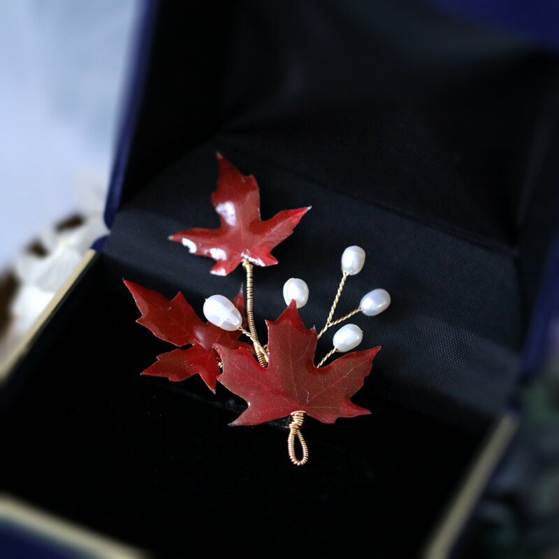 Coeufuedy Barocke Perle Brosche Süßwasser Perle Broschen Für Frauen Partei Natürliche Red Maple Leaf Brosche Handgemachten Schmuck