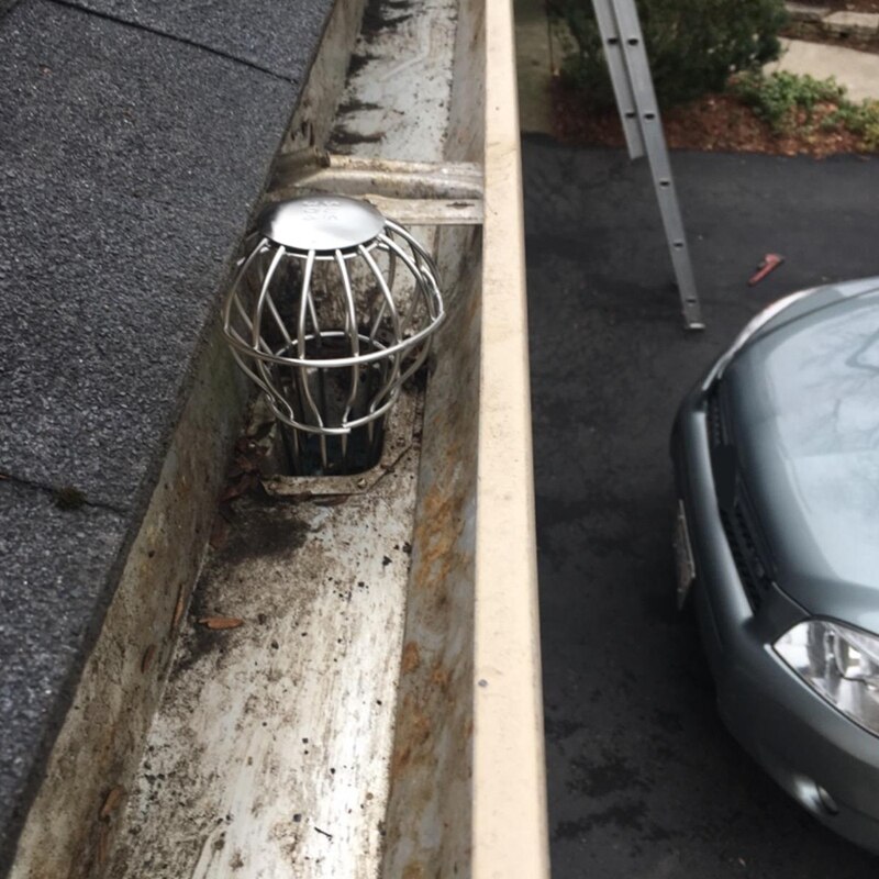 2 piezas de protectores de canalones de acero inoxidable 304 que mantienen los tubos de bajada de los canalones libres de bloqueos de hojas, musgo y otros restos
