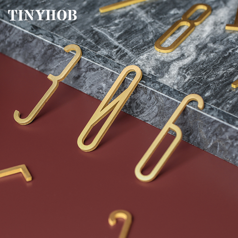 Højde 7cm 2.75 " gyldne messing bogstaver og tal vægindretning villa hotel dørplader figurer sovesal hjemmekontor nummer gør-det-selv