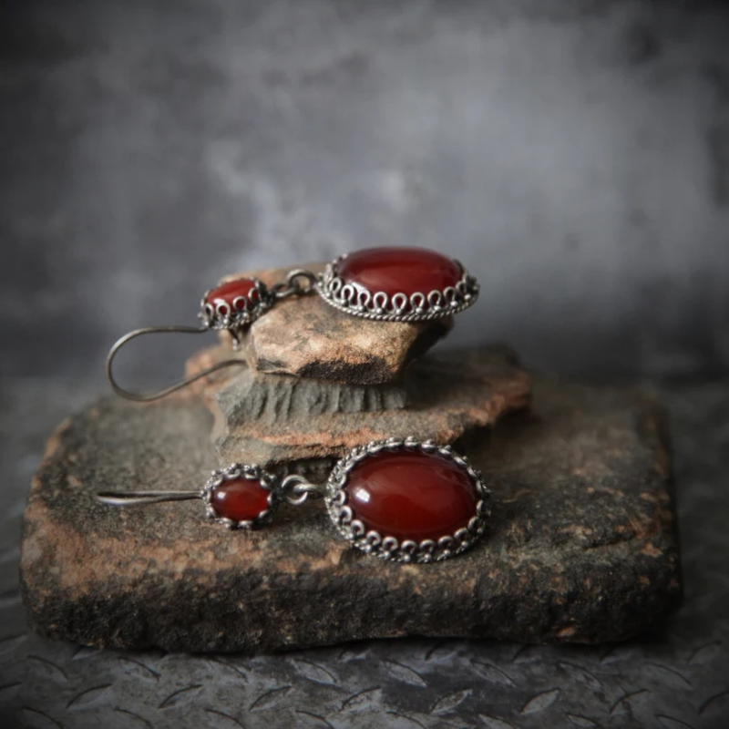 Pendientes Vintage ovalados con incrustaciones de circonita roja para mujer, joyería de gota de Color plateado antiguo, personalidad clásica
