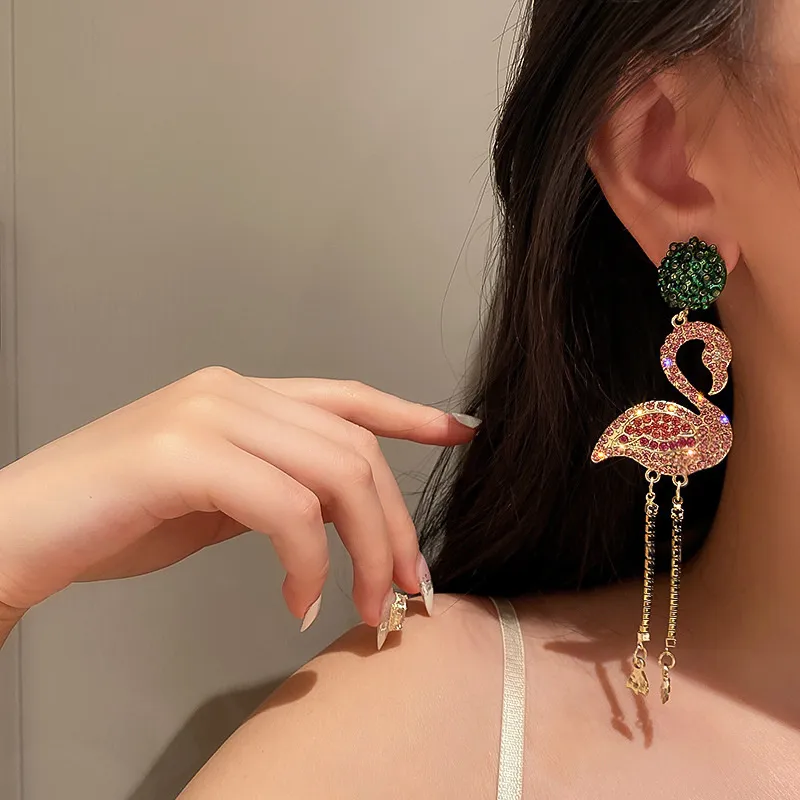 Roze oorbellen met vogeltjes en kristallen voor dames, sieraden met lange kwastjes en strass steentjes, statement sieraden.