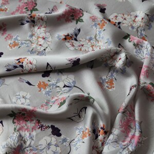 Blomster polyester charmeuse stof kjole kimono materiale crepe satin: Lysegrå
