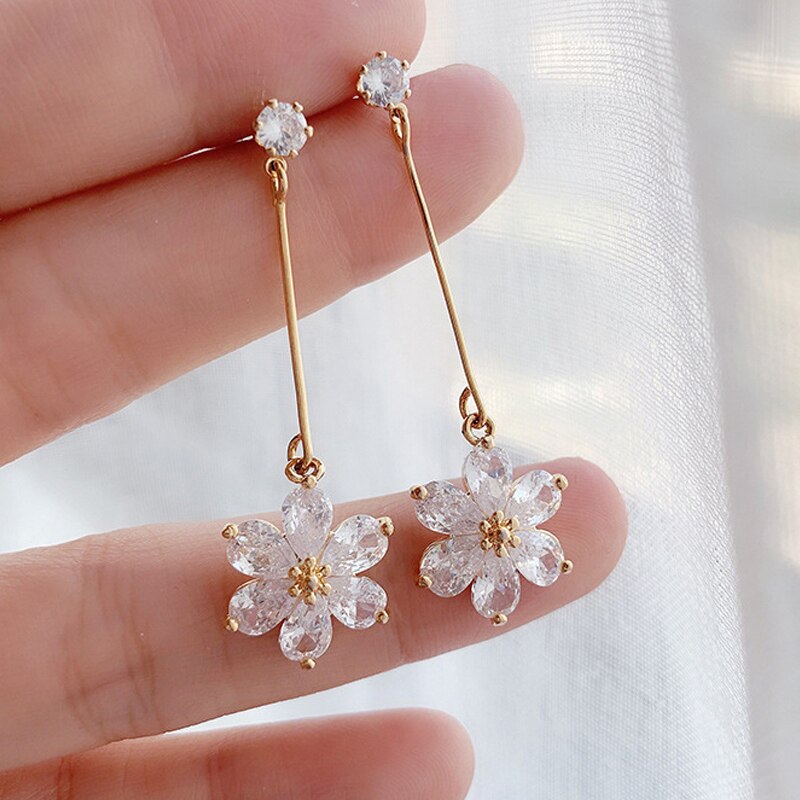 Dolce Elegante Cz Petalo di Fiore Orecchini A Pendaglio Per le donne Lucido Coreano Delicato Zircone Orecchino Lungo Ciondola Gli Orecchini Dei Monili di Lusso: white