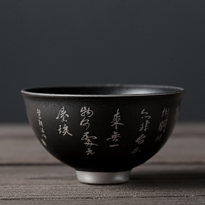 Beschrijving van een zwarte theekop van aardewerk, een zilveren retro theekopje, een zen theekopje, een middelgrote theeset met een kop en een pin-cha-bei.