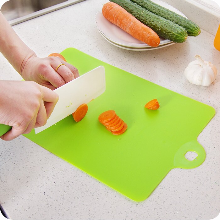 Herramientas de cocina de plástico Flexible PP antideslizante, tabla de cortar con agujero colgante, para cortar rebanadas de comida, 301-0490