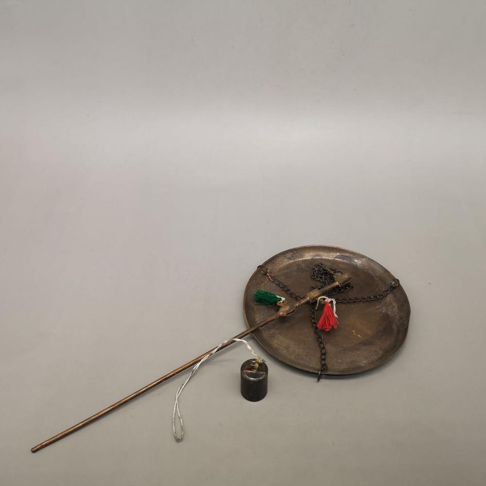 Antieke koperen weegschaal, traditionele chinese geneeskunde, klein handweegschaaltje, ornament