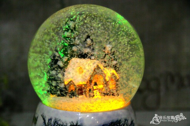 Weihnachten Schneekugel Schnee Haus Kristall Ball Drehen Licht Stimme Kontrolle Musik Kasten Schloss Ich bin Himmel Geburtstag für freundin