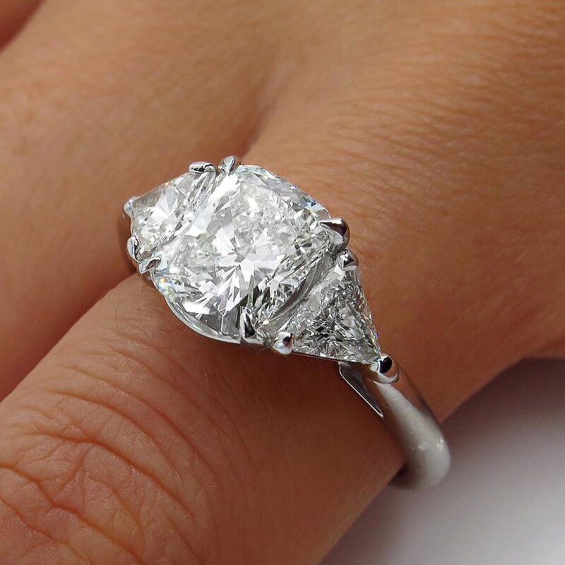 Huitan Dazzling Plein Met Twee Driehoek Zirkoon Vorm Ringen Fijn Voorstel Ring Voor Vrouwen Engagement Ring Trendy Sieraden