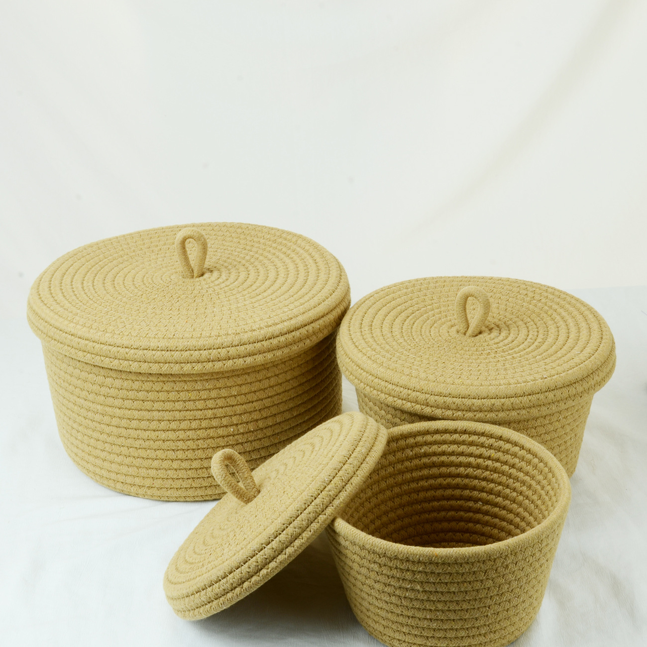 Students Cosmetics Snacks Round Cotton Rope Storage Basket Finishing Basket Storage Basket with Lid Dust-proof Storage Box: M / Red