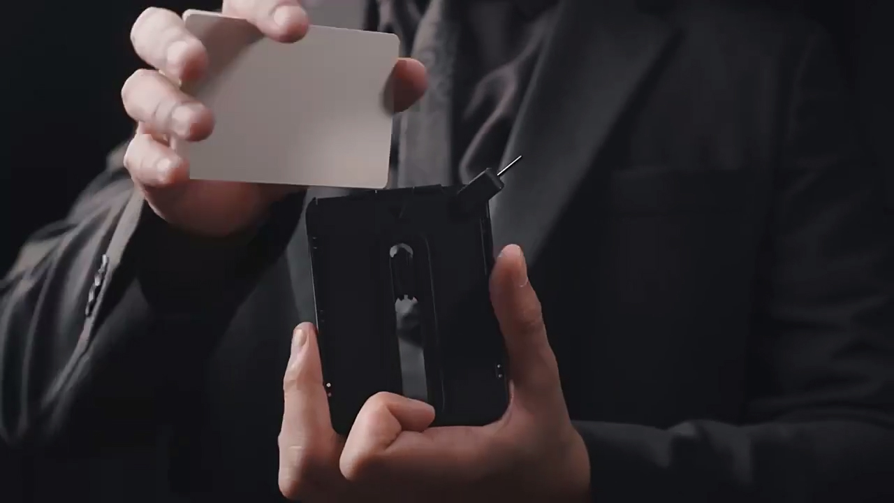 Espulsore di carte di manipolazione Trucchi magici Porta carte discreto Produzione di carte svanendo Magia Puntelli Illusioni sceniche Espedienti