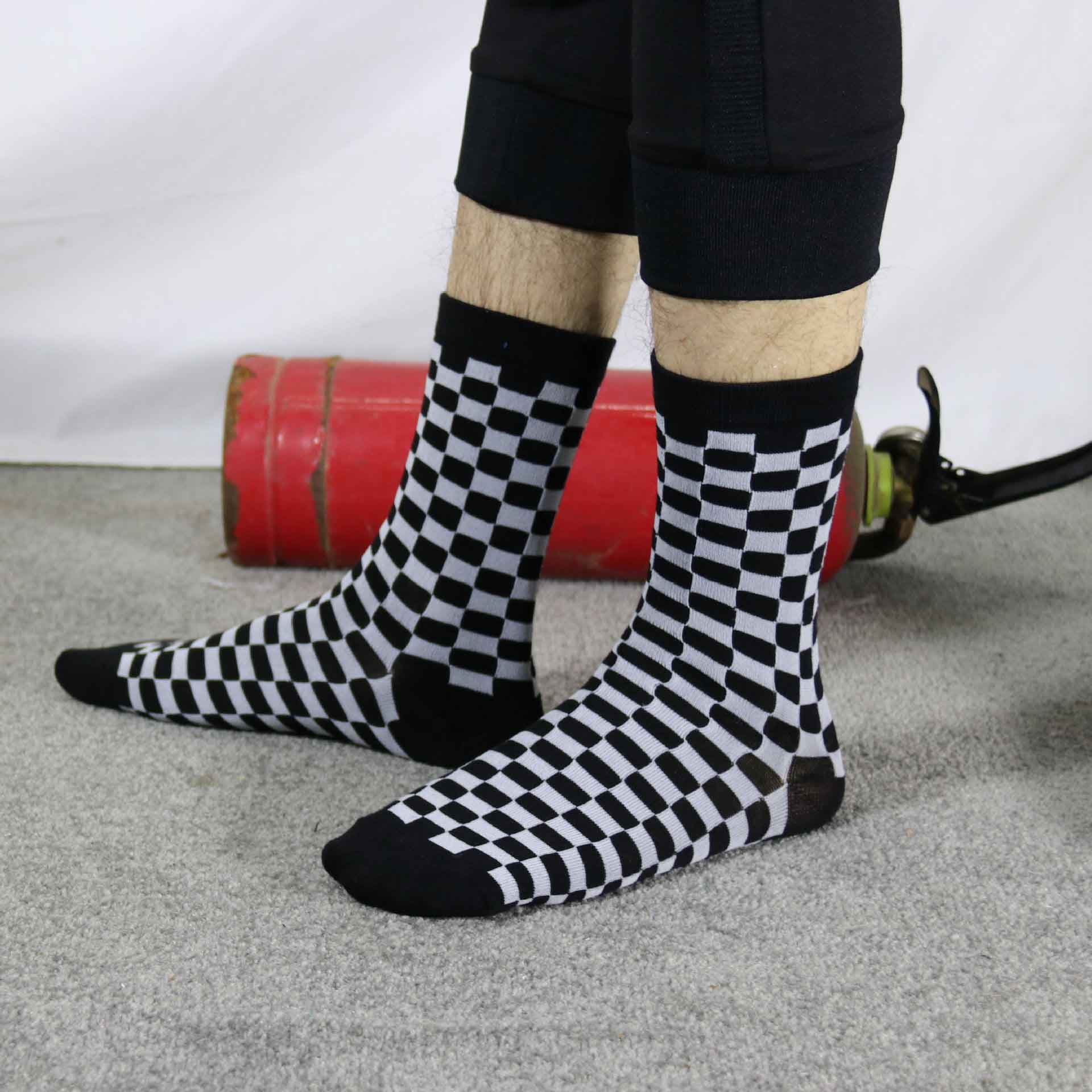 Korea into harajuku street bf wind sort og hvid skakternet mønster tube sokker par nyhedsstrømper tjekkede mænd og kvinder sokker: 2