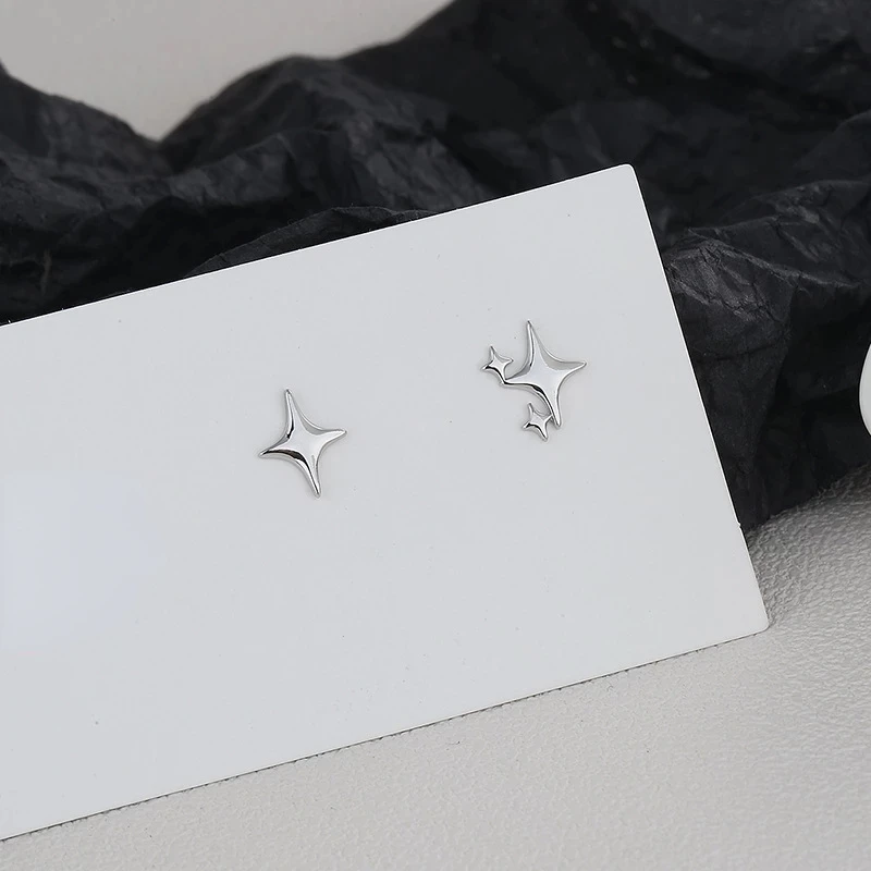 Pendientes asimétricos de estrella de cuatro puntas para mujer, aretes de tuerca de superhada, joyería Simple de Color plateado, 925