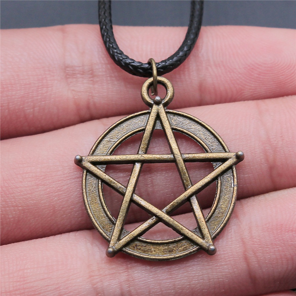 30 estilos Unisex amuleto Wicca joyería sol Luna estrella pentagrama colgante collar cordón de cuero negro: Color amarillo dorado claro
