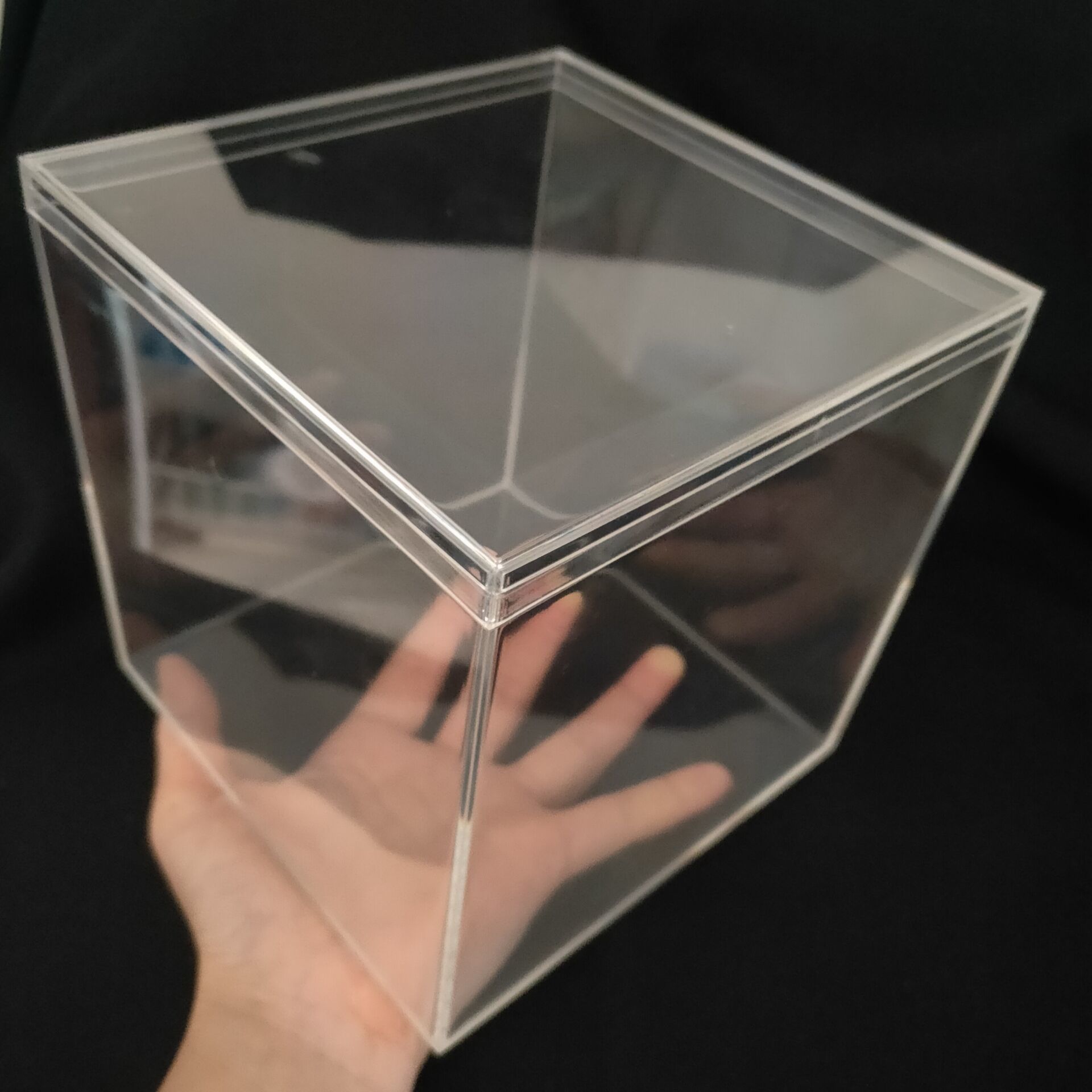 Aquarium Accessories Betta Fish Tank Gold Fish Transparent Food Grade Plastic Tank Isolation Square Box with Lid: M / Clear