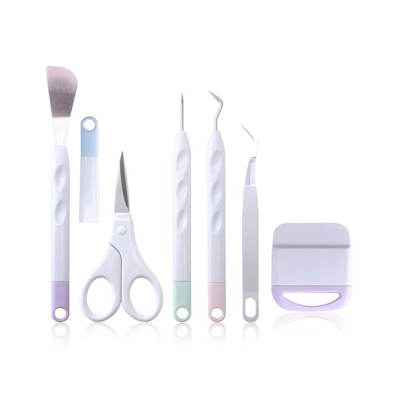 Jeu D'outils Chirurgicaux En Acier Sur Tissu Bleu - Vrais Instruments Utilises Dans La Tente Mobile Medicale Armee Image540332071