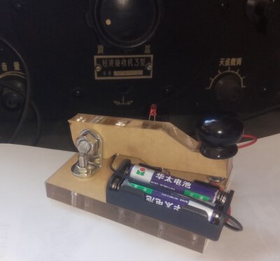 CW-ejercitador de código Morse, caja de batería con teclas cargadas, sonido de zumbador y flash: two batteries box