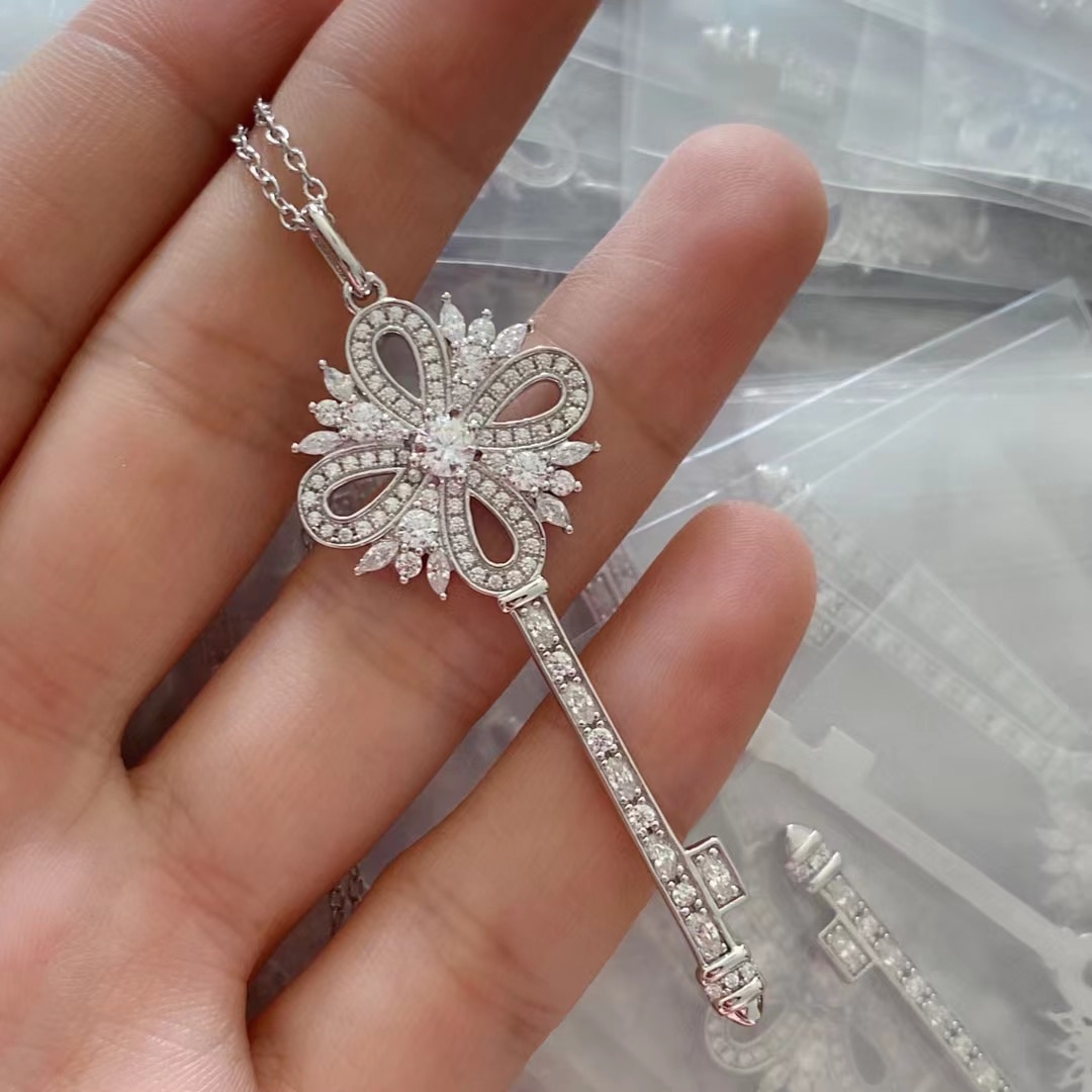 European High Jewelry 925 Sterling Silver Full Diamond Snowflake Key Pendant Ladies Necklace Christmas: XL-086