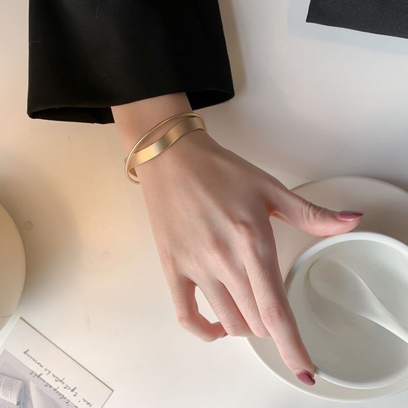 Metallic Criss Twist Manchet Armband Voor Vrouwen Persoonlijkheid Sieraden
