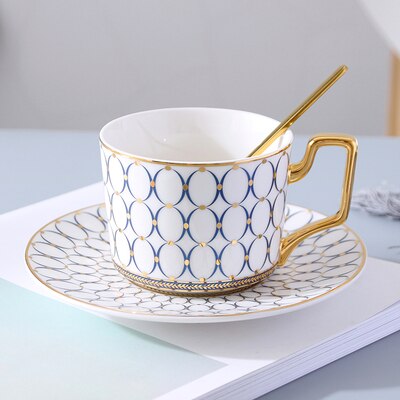 Tee Cup Vintage Ceramic Coffee Cup Reusable Espresso Cups Saucer Set High Tea Bone China Cup Tazzine Caffe Spoon Home LZI100