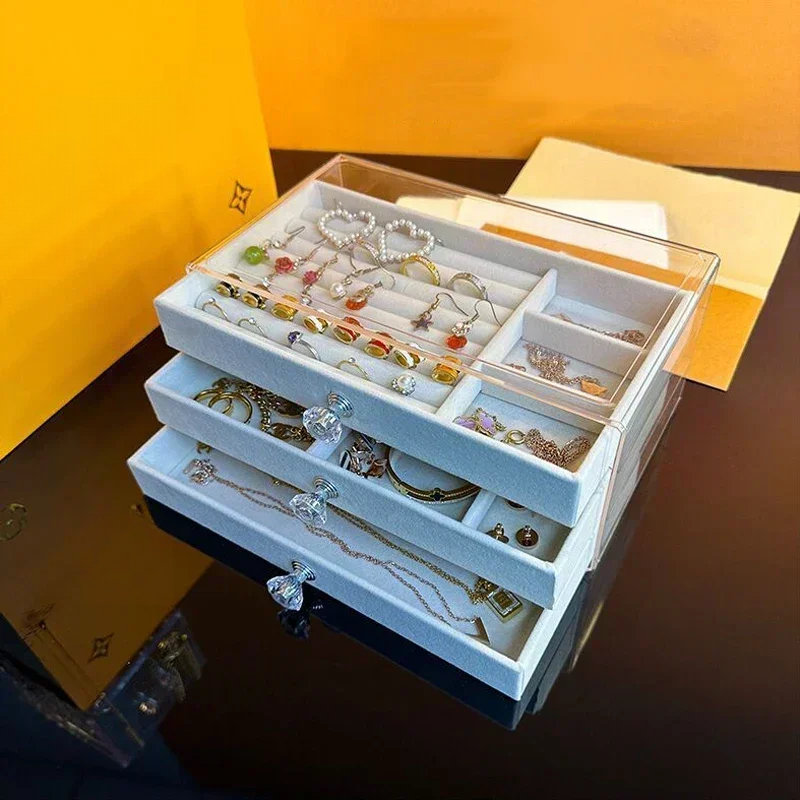 Akryl smykkeskrin med grå krystal – perfekt til øreringe, ringe, halskæder og armbånd