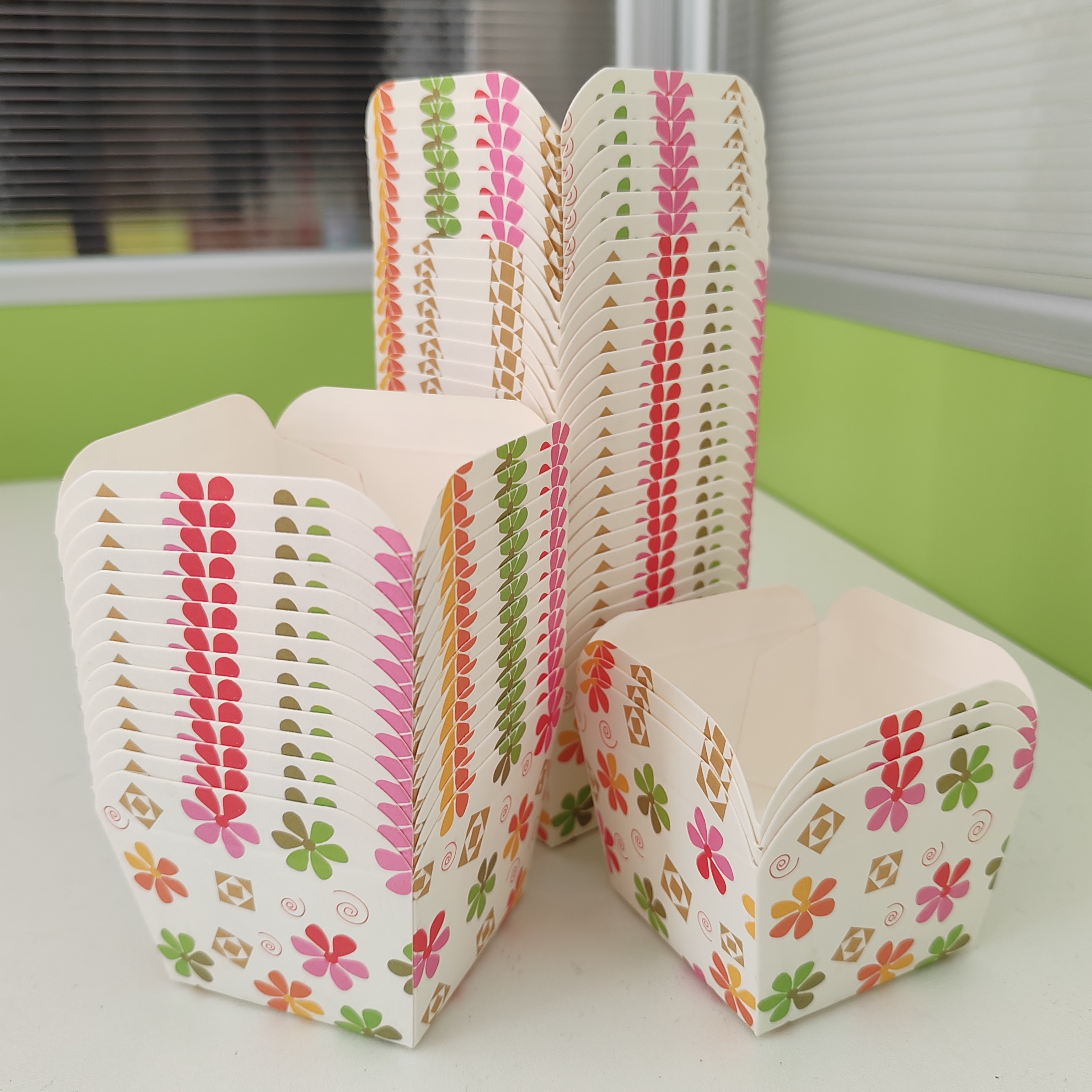 50pcs Cupcake Baking Cups Square Cupcake Liners Disposable Baking Wrappers Muffin Cups Desserts Holders for Weddings Birthdays: light green