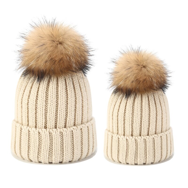 2 stuks gebreide mutsenset voor ouder en kind, wintermuts met pompon en doodshoofd: Beige