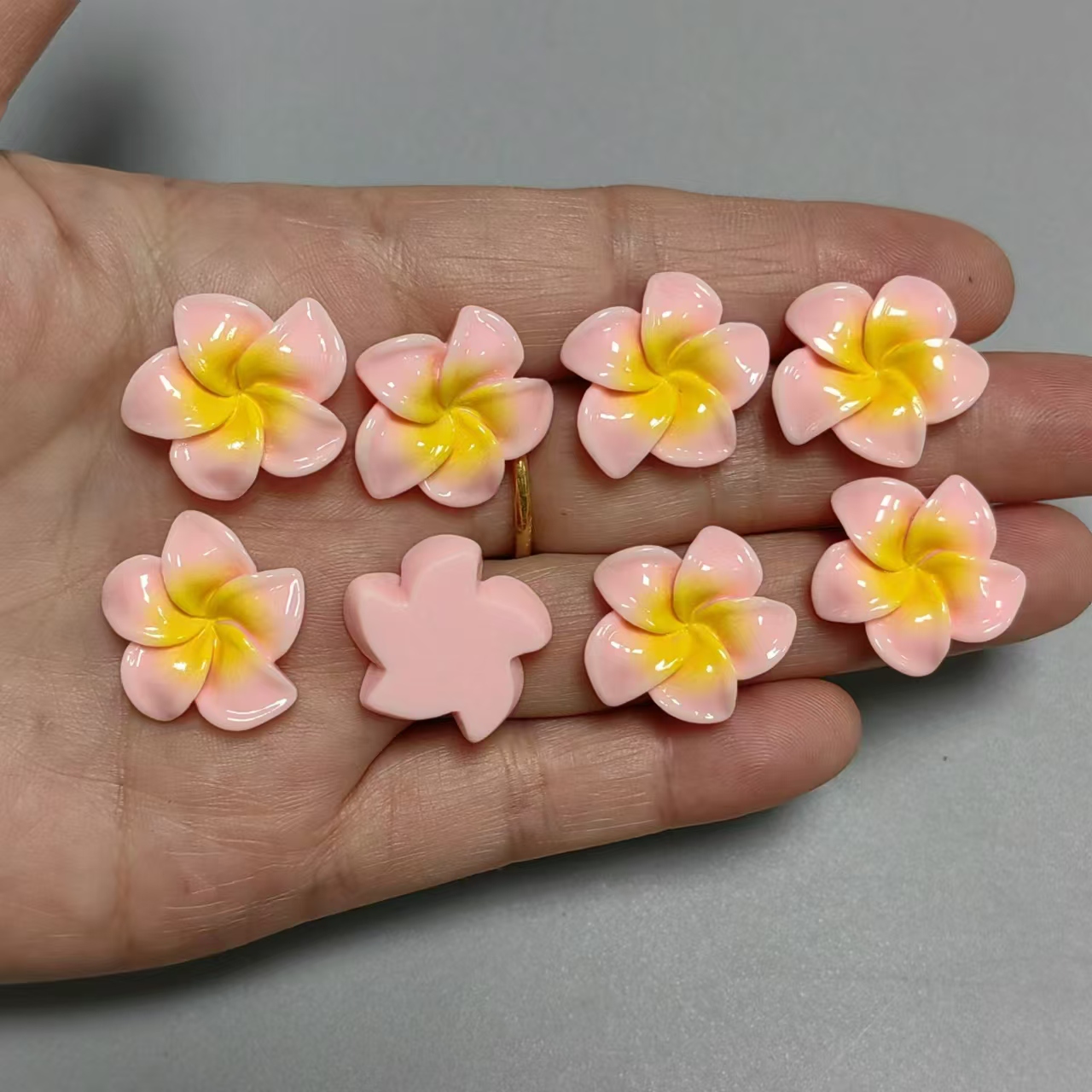 10 Uds. De resina fresca, flor colorida, accesorios de pegamento en crema DIY, hebilla de zapato hecha a mano, Clip para el pelo, decoración de funda de teléfono, dijes artesanales: Rojo