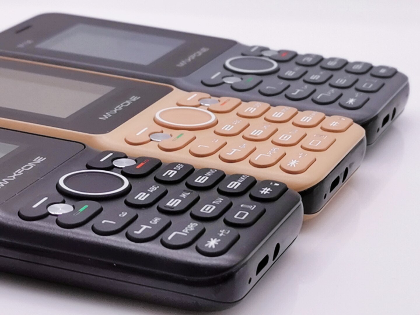 Maxfone  m138 drukknoptelefoons met 2000 mah batterij, 2 simkaarten, camera, bluetooth, magic voice, grote luidspreker, zaklamp en fm-radio.