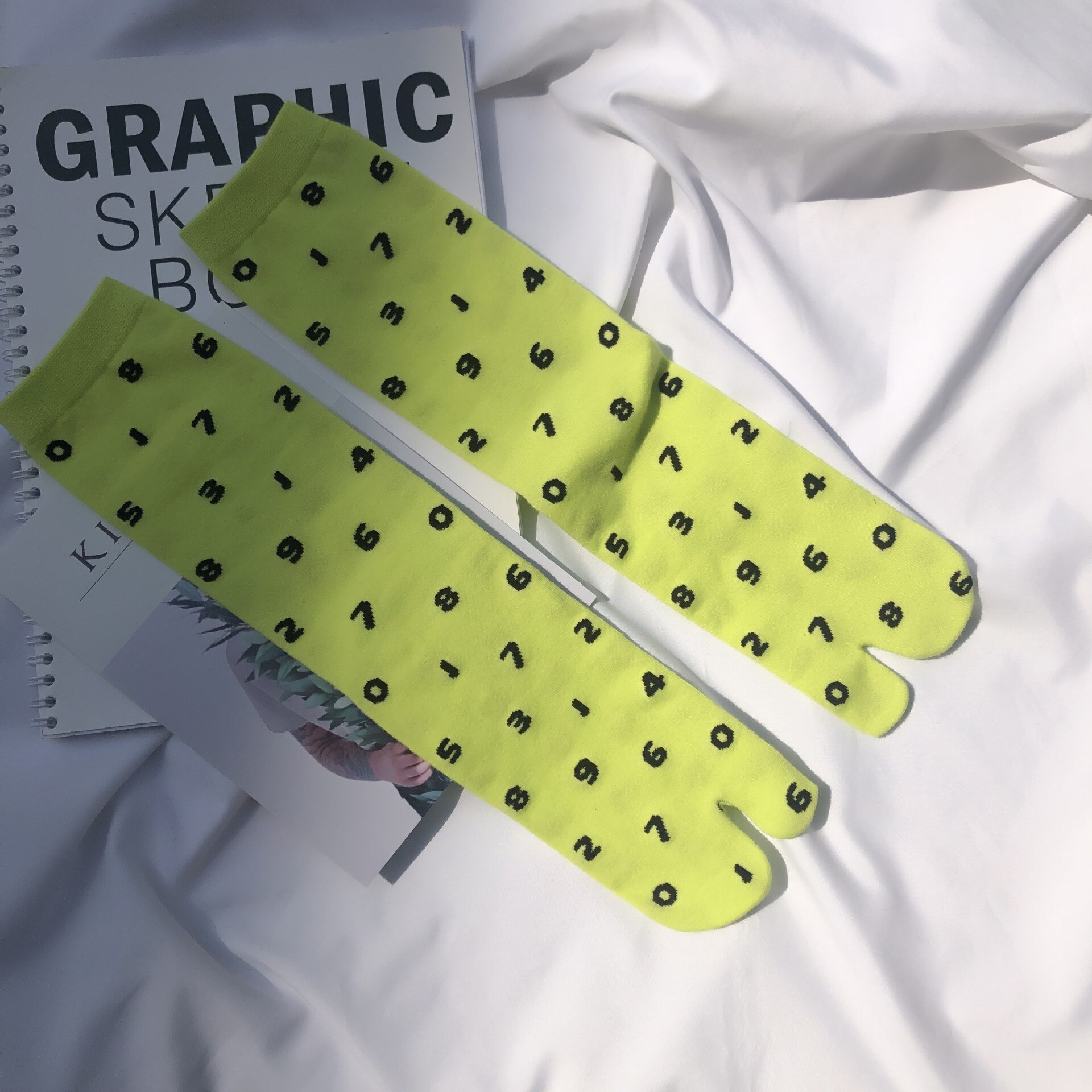 Chic Japanese Jacquard Split Toe Socks Digital Combed Cotton Two Toe Socks Women Korean Harajuku Two Finger Tabi Socks: Yellow-Green