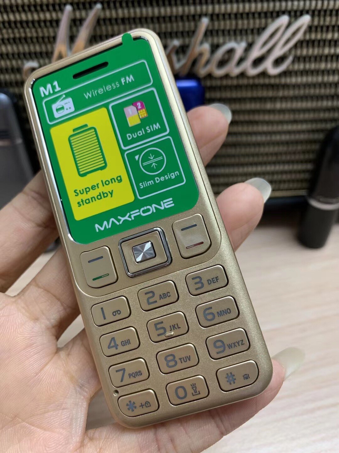 Mini-mobiel met m1 drukknoppen, 1.4 inch dual-sim, basistoetsenbord, zaklamp,  mp3 camera's, fm-radio, kleine goedkope mobiele telefoon: Maxfone  m1 met 16gb / Goud