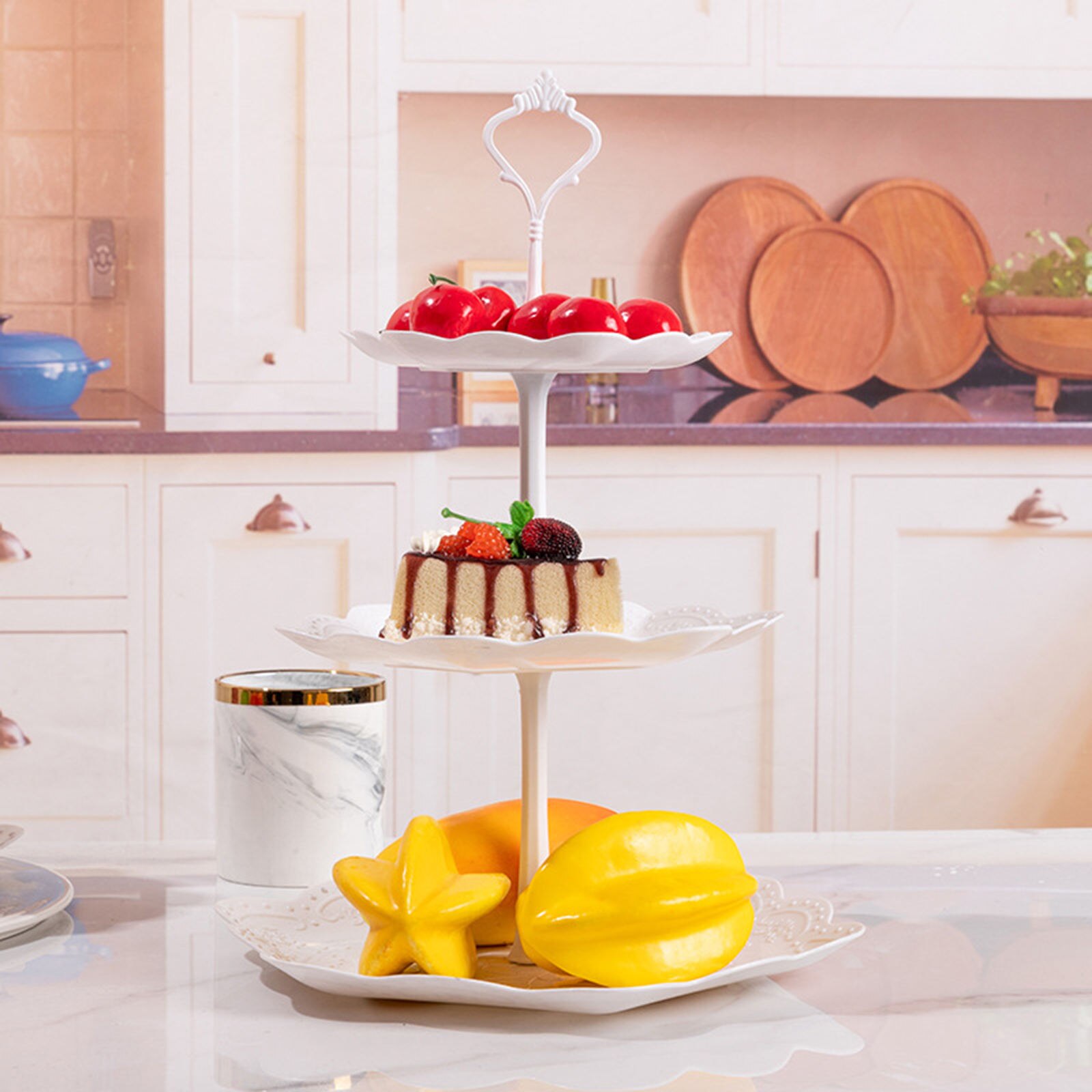 Bolo de estilo europeu mesa sobremesa frutas pastelaria servindo tigelas recipiente titular festas aniversário casamento