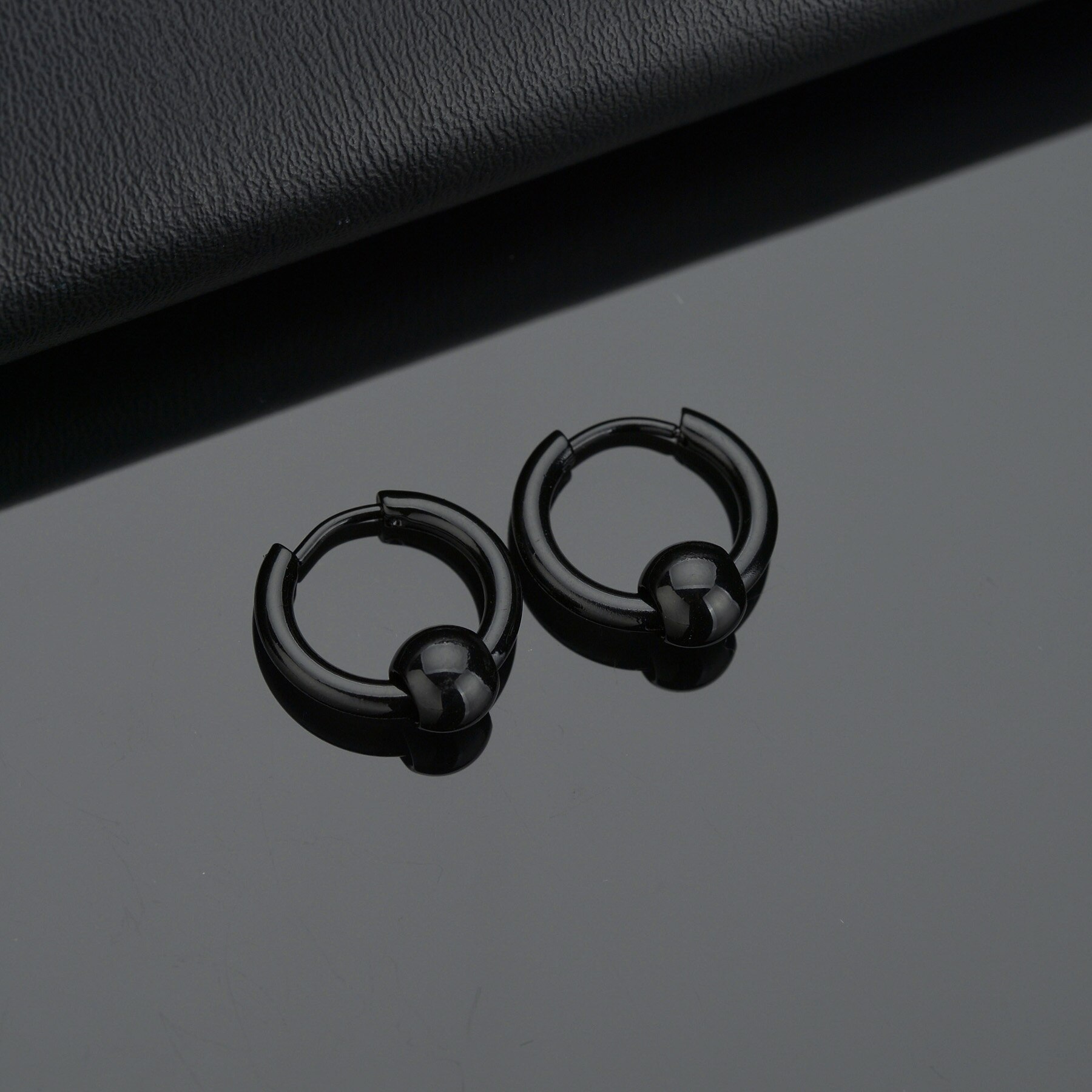 Pendientes de aro de acero inoxidable para hombres y mujeres, círculo pequeño, Bola de Metal, hebilla de oreja antialérgica, joyería Rock Hip Hop, 1 par: Verde / Bañado en rodio de imitación
