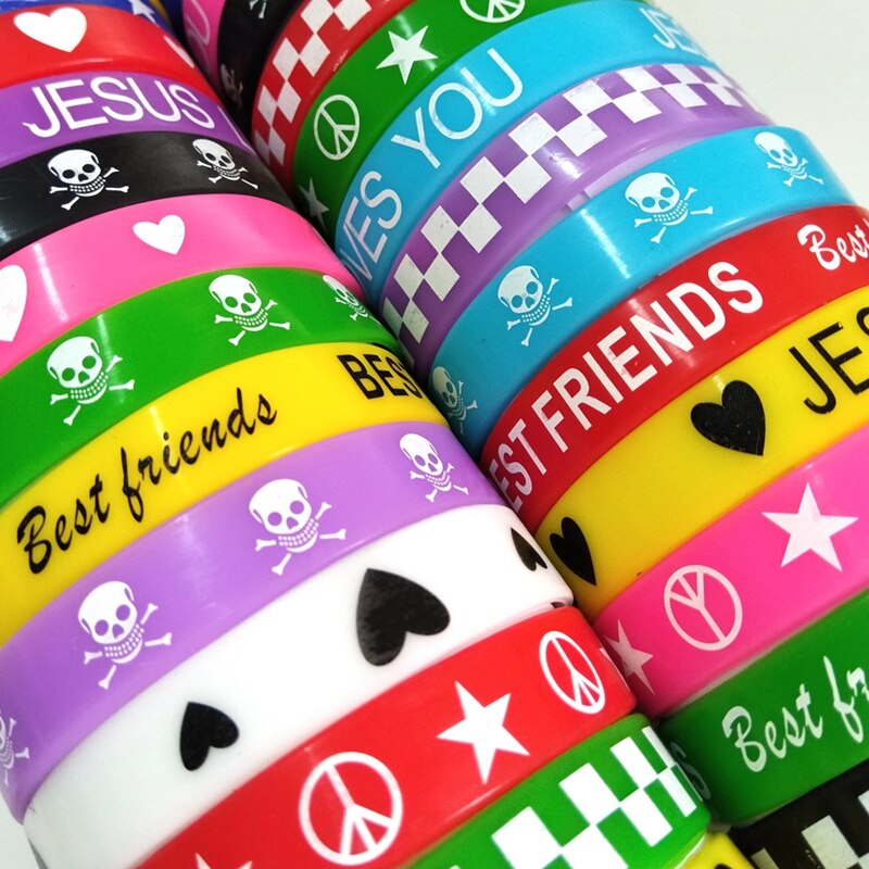 Masse verlost 100 stücke Multi-farbige Stile mischen Charme Weiche Gummi Armbänder Silikon Armbänder Bunte Armreifen Geburtstag Party