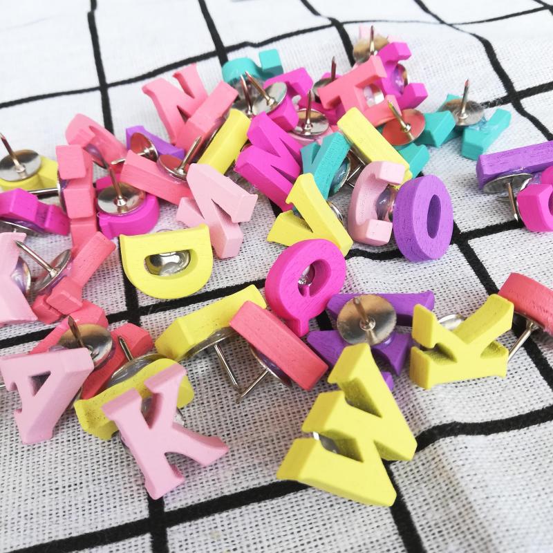 50 stücke Druckbolzen Kork Holz Englisch Buchstaben Metall Zauberstab ICH-förmigen Nagel verpackt Kunst Dekoration Reißzwecke Foto Zauberstab Dekoration druckbolzen