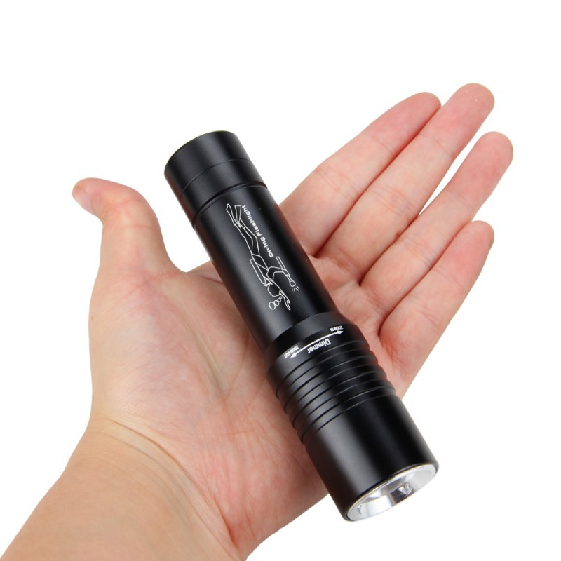 Super bright Diving Flashlight IP68 highest waterproof rating diving light Powered by 18650 battery With hand rope
