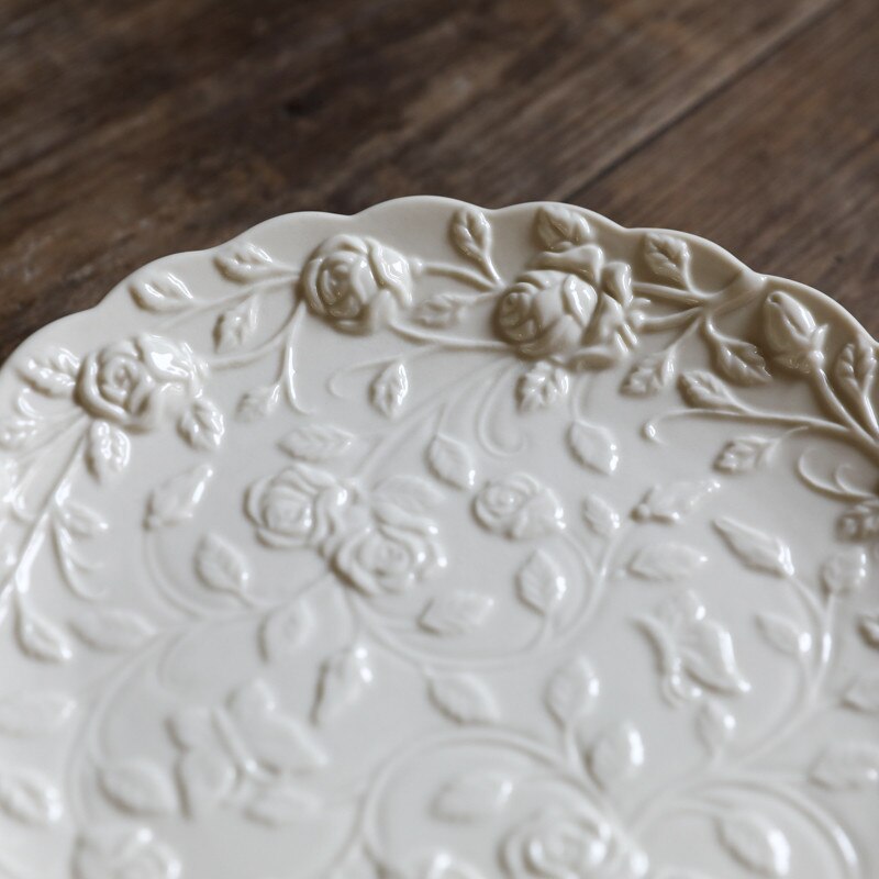 Plato de cerámica con borde ondulado para carne, vajilla con flores en relieve, plato Simple para ensalada, postre, taza de café de porcelana blanca