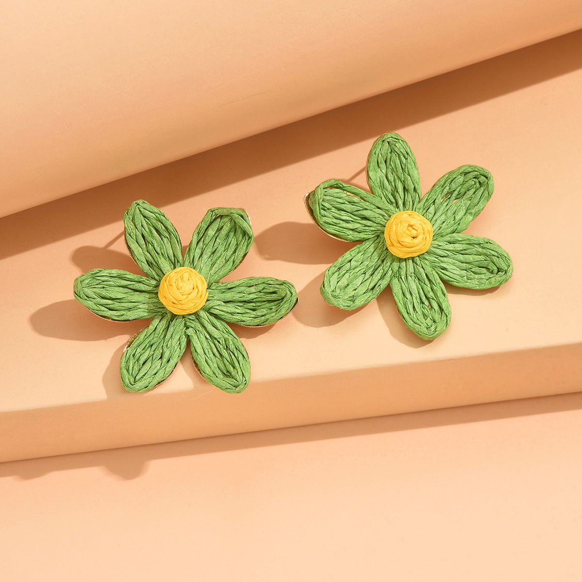 Bonitos pendientes de girasol tejidos hechos a mano, pendientes de flor de rafia para mujer, joyería para vacaciones en la playa, accesorios de: PLATEADO
