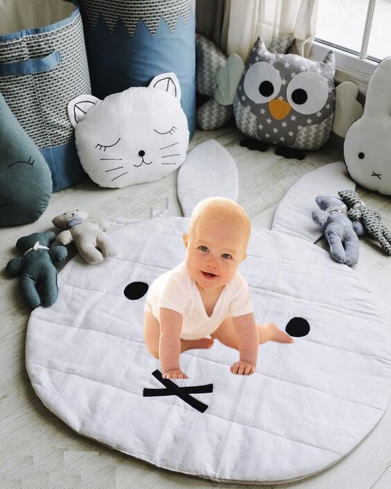 bambino CHE STRISCIA stuoia