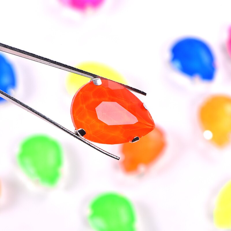 20 stuks 13 x 18mm glazen kleurrijke neon naai-strass steentjes met klauw die 's nachts glinsteren met ultraviolet licht voor kledingstukken  b1318