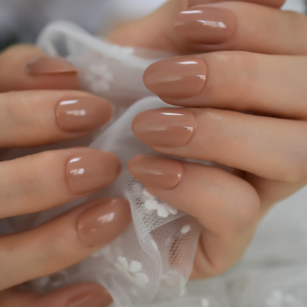 Uv-lichtbruine nagels, ovale gelnagels, kunstnagels, effen kleur, korte manicure, kunsttips, ovaal met kleeflipjes