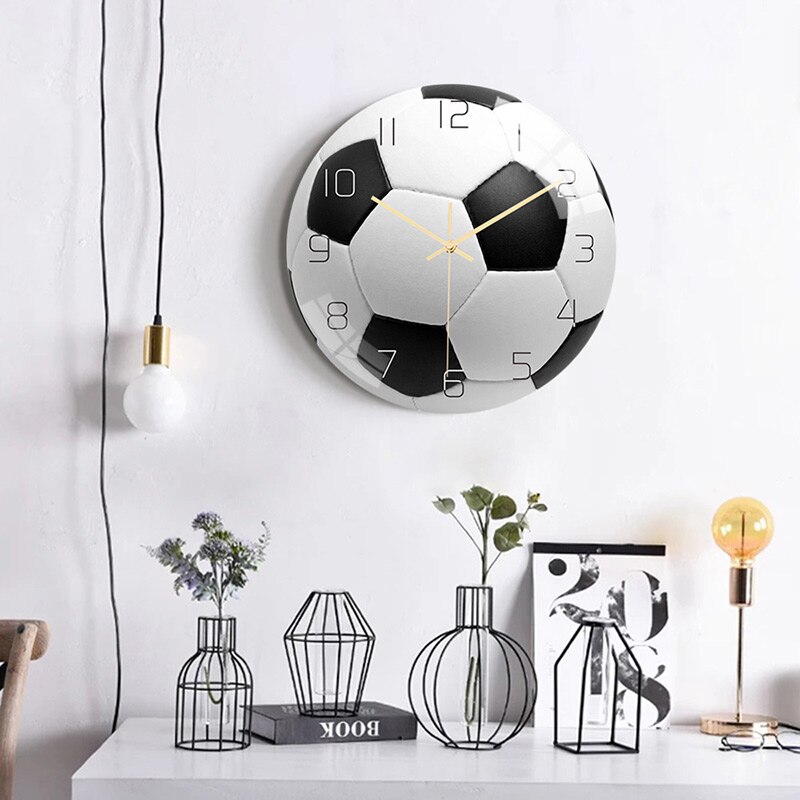 Orologio da parete da 12 pollici calcio forma di calcio appeso sveglia movimento muto stile sportivo decorazioni per la casa per gli amanti del calcio fan bambini