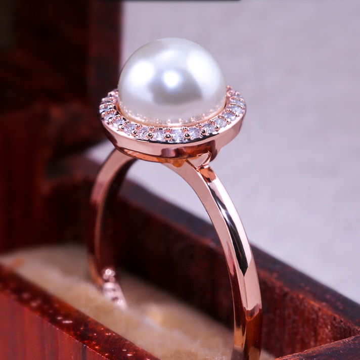 Huitan Trendy Gesimuleerde Parel Bruiloft Ring Met Grote Centre Decoratie Bruiloft Engagement Mode Vrouwelijke Ring Veel