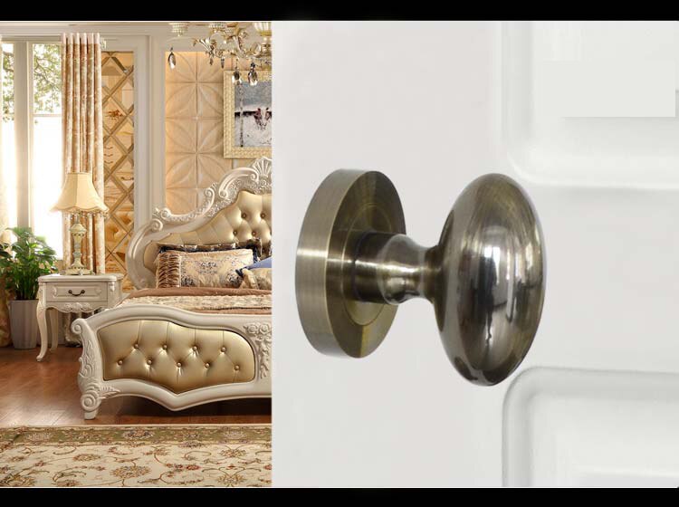 Osynlig dörrbeslag guld svart mörk sidodörr bakgrund pastoral trä dörrhandtag: Ab