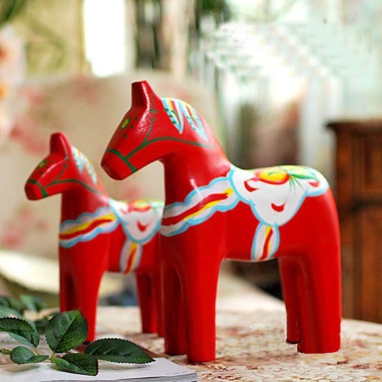 Nordisk træhåndværk ornamenter hjemmepynt zakka købmand træhåndværk dyreartikler sverige dala hest malet