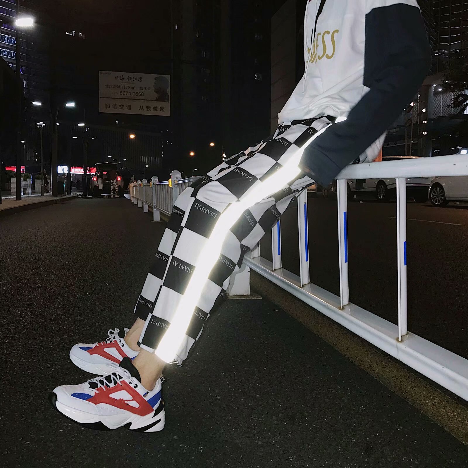 Pantalones reflectantes de empalme para hombre, ropa de calle a la , color blanco y negro, estilo Hip Hop, con cintura elástica