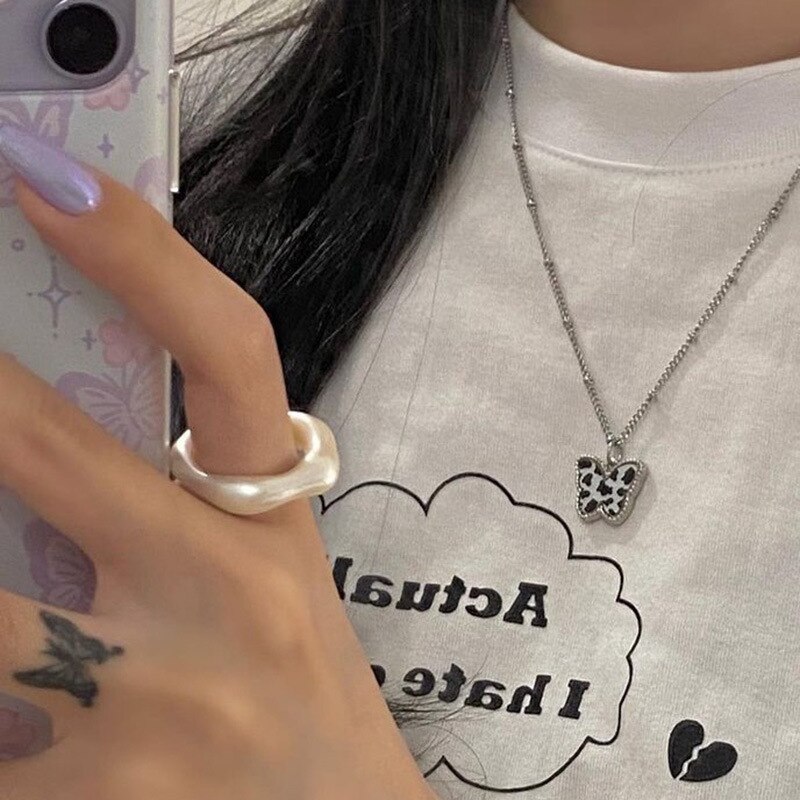 Svart fjäril metall halsband kvinnor trendiga enkelt vilda hänge dingla nyckelbenet kedja smycken
