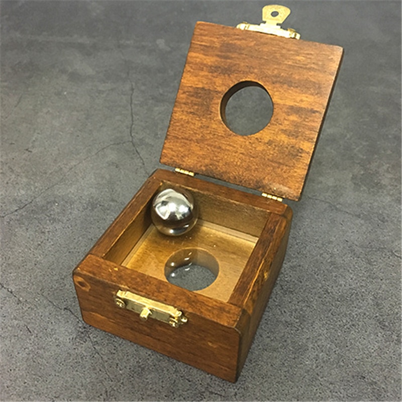 A Sfera in acciaio Attraverso Un Vetro Trucchi di Magia Penetrazione Solido attraverso il Solido Magia Mago chiudere su illusioni espediente puntello divertimento Mentalismo